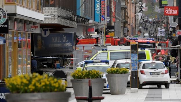 
Hiện trường vụ l&aacute;i xe tải lao v&agrave;o đ&aacute;m đ&ocirc;ng. Ảnh: Reuters
