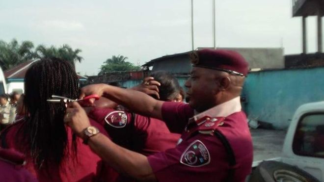 Nigeria: Cắt tóc nữ nhân viên, “sếp” bị đình chỉ
