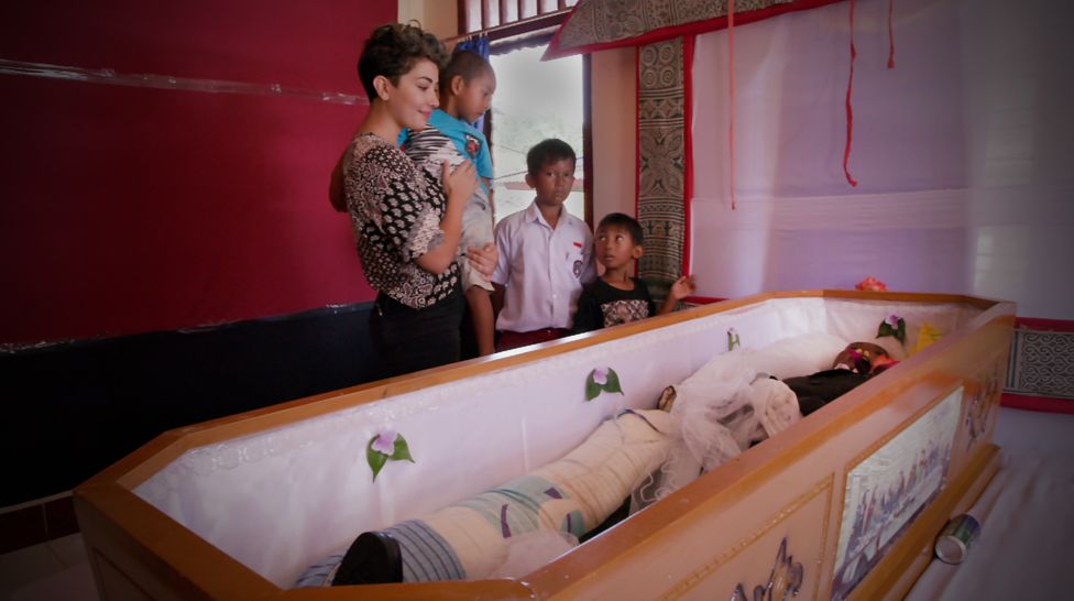 
Thi thể của người đ&atilde; khuất được lưu giữ trong nh&agrave; nhiều th&aacute;ng hay thậm ch&iacute; l&agrave; nhiều năm trước khi được ch&ocirc;n cất. Ảnh: BBC
