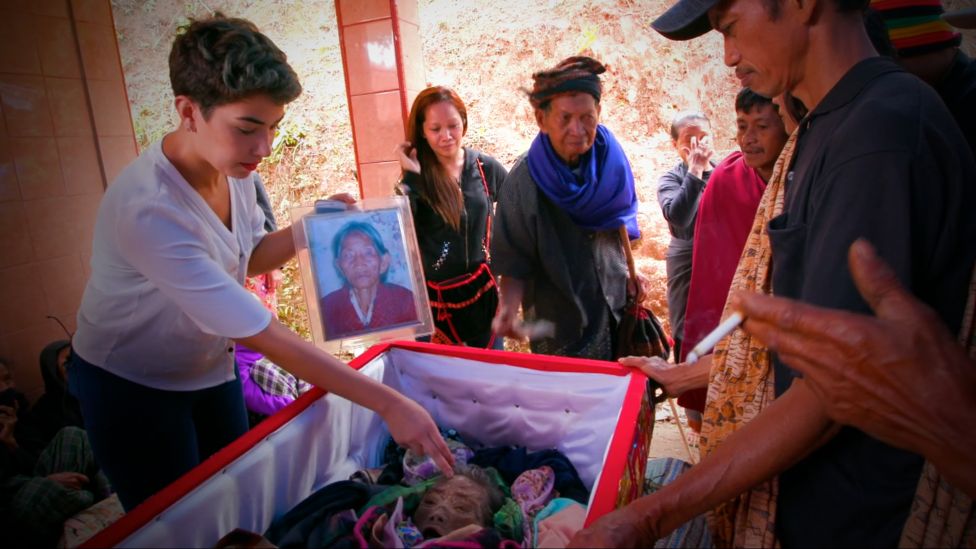 
Theo quan niệm của người Toraja, lễ tang l&agrave; thời điểm linh hồn của người đ&atilde; khuất rời khỏi nh&acirc;n gian v&agrave; bắt đầu h&agrave;nh tr&igrave;nh gian kh&oacute; đến c&otilde;i t&aacute;i sinh Pooya. Ảnh: BBC
