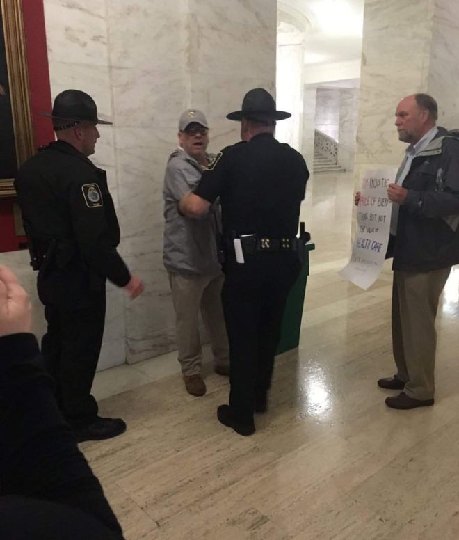Phóng viên bị bắt vì to tiếng hỏi về Trumpcare