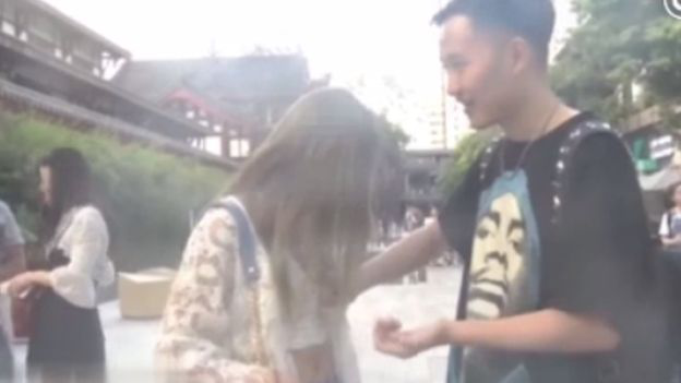 Phẫn nộ "ảo thuật gia" quấy rối phụ nữ trên đường
