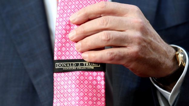 Thủ tướng Úc ngạc nhiên với món quà của ông Donald Trump - Ảnh 2.