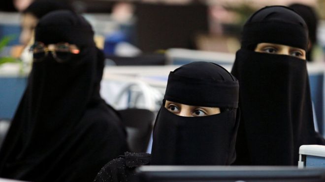Lên máy bay Ả Rập Saudi là phải "kín mít"