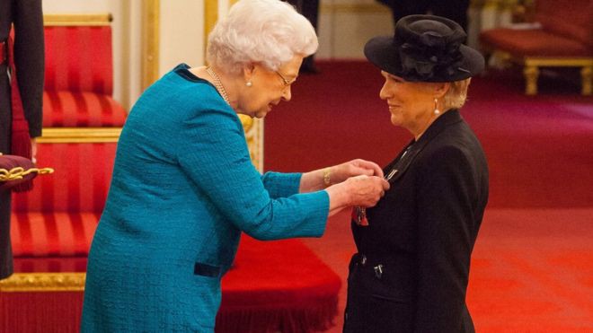 Diễn viên Julie Walters được phong tước Hiệp sĩ