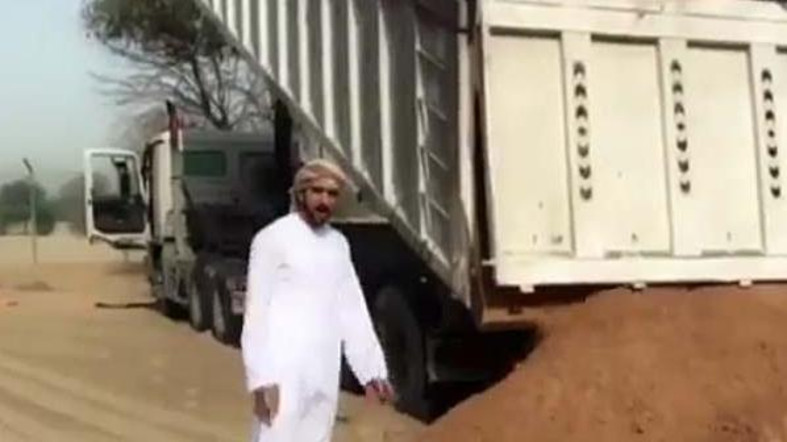 Thái tử Al Maktoum đứng bên cạnh chiếc xe chở cát trong đoạn video. Ảnh: Instagram