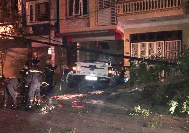 Phá cửa cứu 3 người kẹt trong xe bán tải tông đổ cột điện