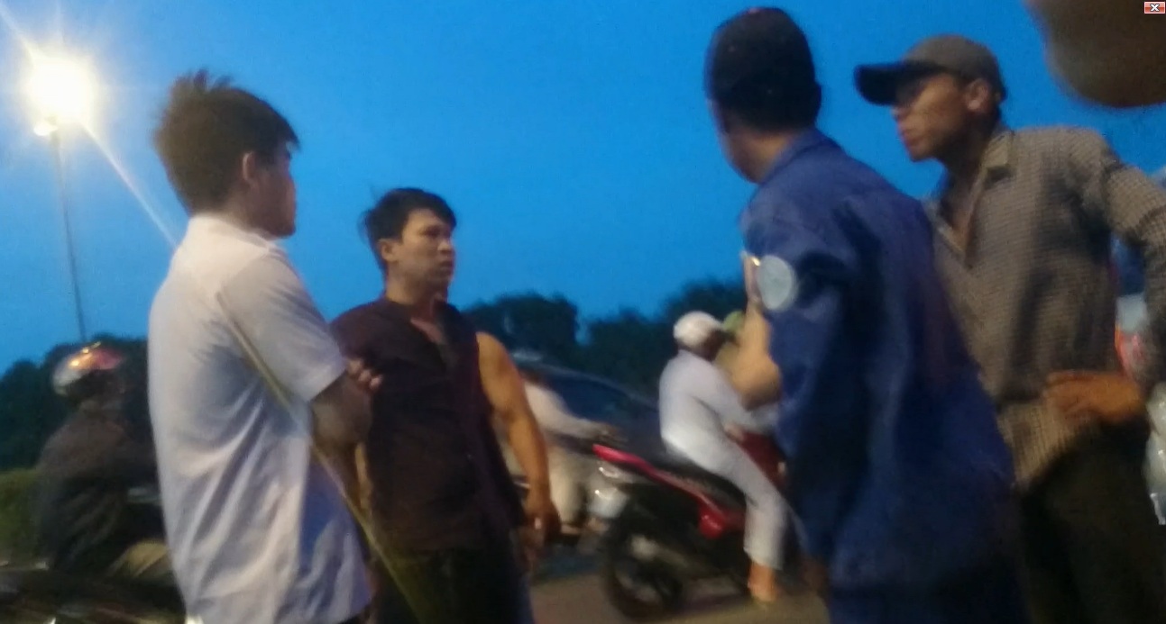 Bỏ đi sau va chạm rồi chặn xe taxi đòi bồi thường