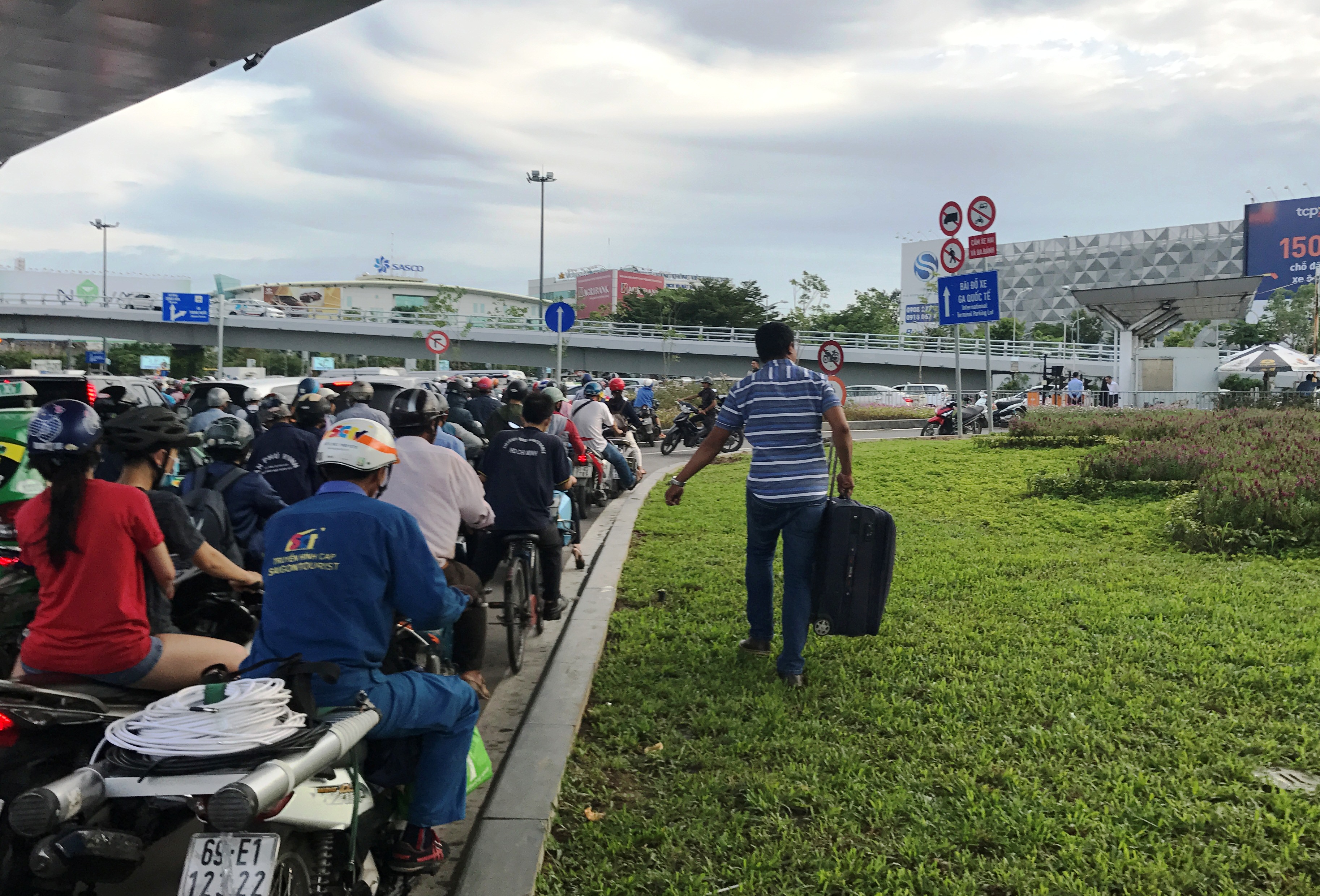 Cửa ng&otilde; s&acirc;n bay T&acirc;n Sơn Nhất hỗn loạn v&igrave; sự cố giao th&ocirc;ng - Ảnh 8.