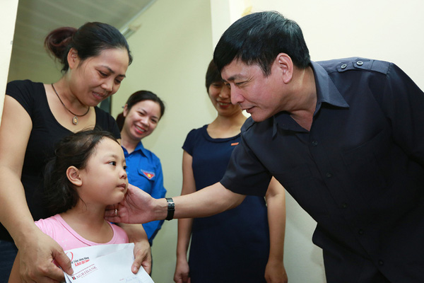 Chủ tịch Tổng LĐLĐ Việt Nam Bùi Văn Cường thăm hỏi gia đình công nhân ở Hà Nội Ảnh: VĂN DUẨN