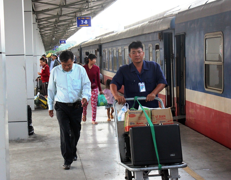 Hành khách đi tàu tại ga Sài Gòn (quận 3, TP HCM)