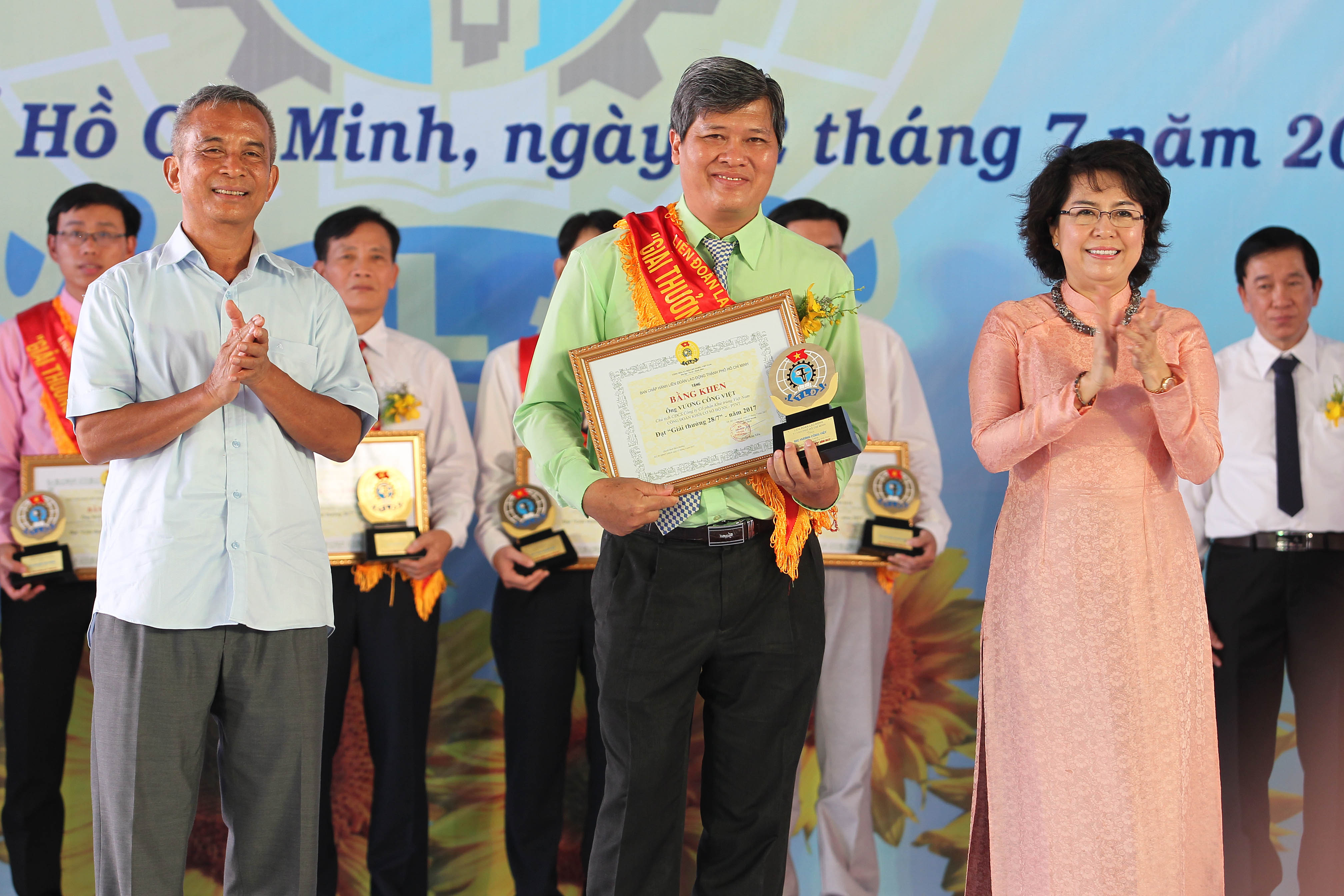 Lấy niềm vui, hạnh ph&uacute;c của c&ocirc;ng nh&acirc;n l&agrave;m niềm vui, hạnh ph&uacute;c của ch&iacute;nh m&igrave;nh - Ảnh 3.
