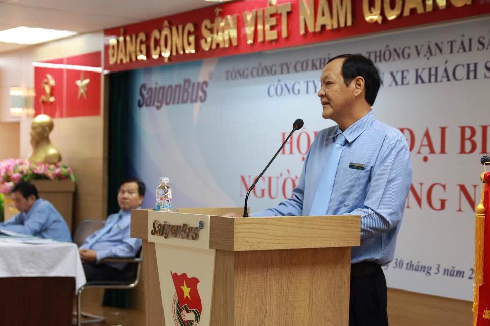 Ông Nguyễn Tuấn Việt, Phó tổng giám đốc Công ty CP Xe khách Sài Gòngiải đáp các kiến nghị của người lao động tại hội