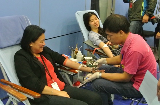 
Một người t&igrave;nh nguyện hiến m&aacute;u
