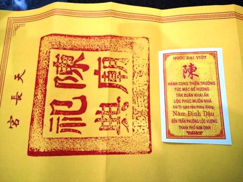 
Ấn c&oacute; dấu đỏ tươi, b&ugrave;a hộ mệnh ghi r&otilde; Giờ t&yacute; ng&agrave;y rằm th&aacute;ng Gi&ecirc;ng năm Đinh Dậu

