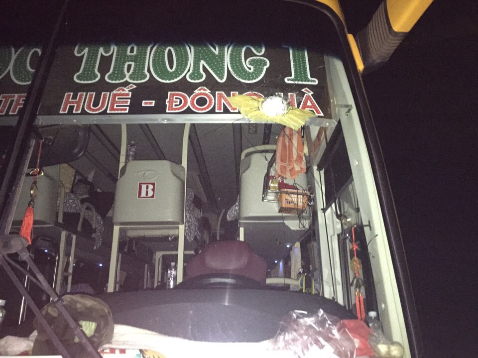 Tài xế quay đầu xe khách, rượt đuổi kẻ ném đá như phim