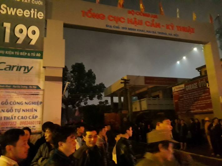 Phía ngoài nơi xảy ra cháy