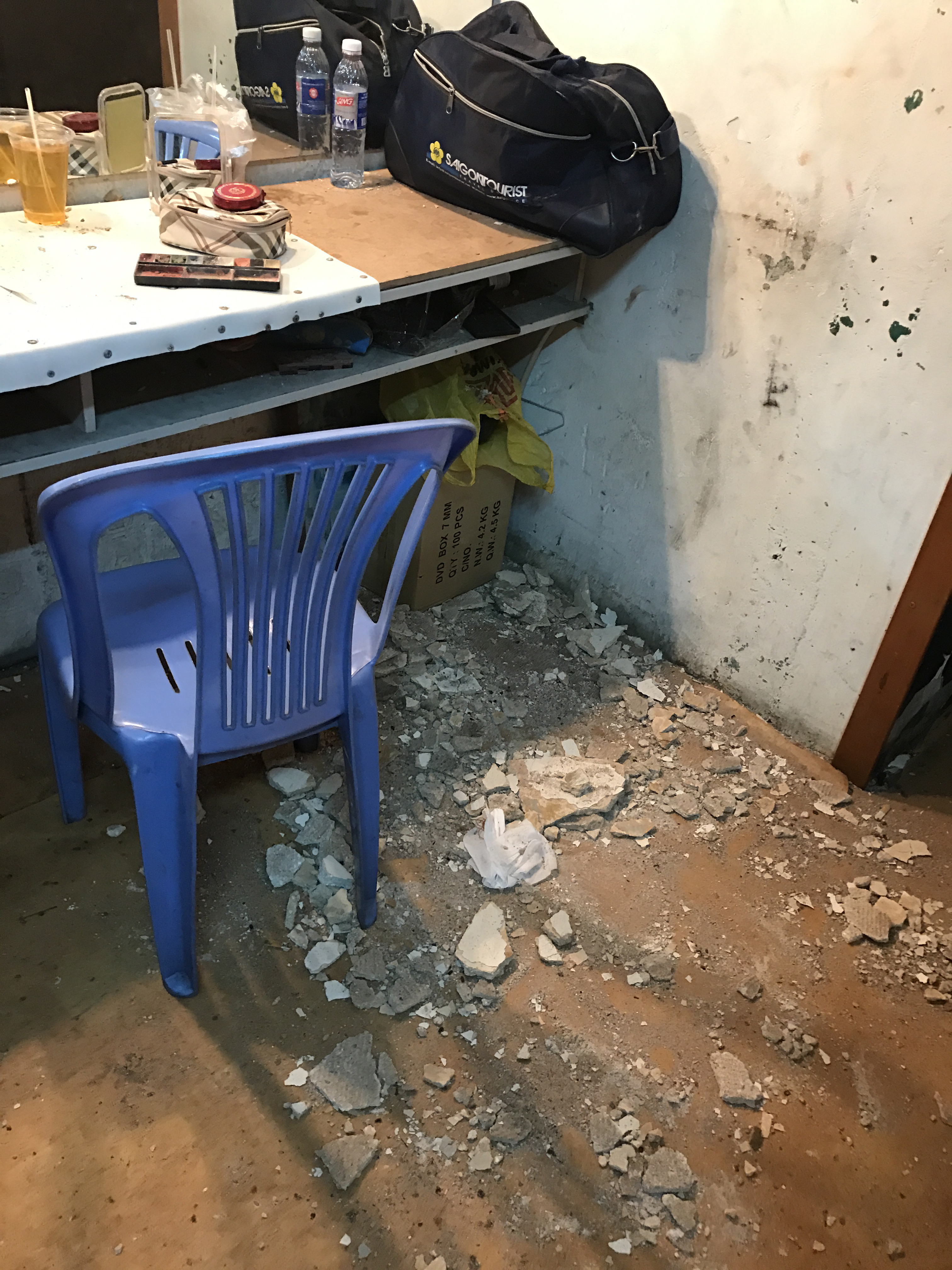Nơi NSƯT Trường Sơn h&oacute;a trang tại hậu trường rạp C&ocirc;ng Nh&acirc;n sau khi một mảng trần nh&agrave; sụp xuống