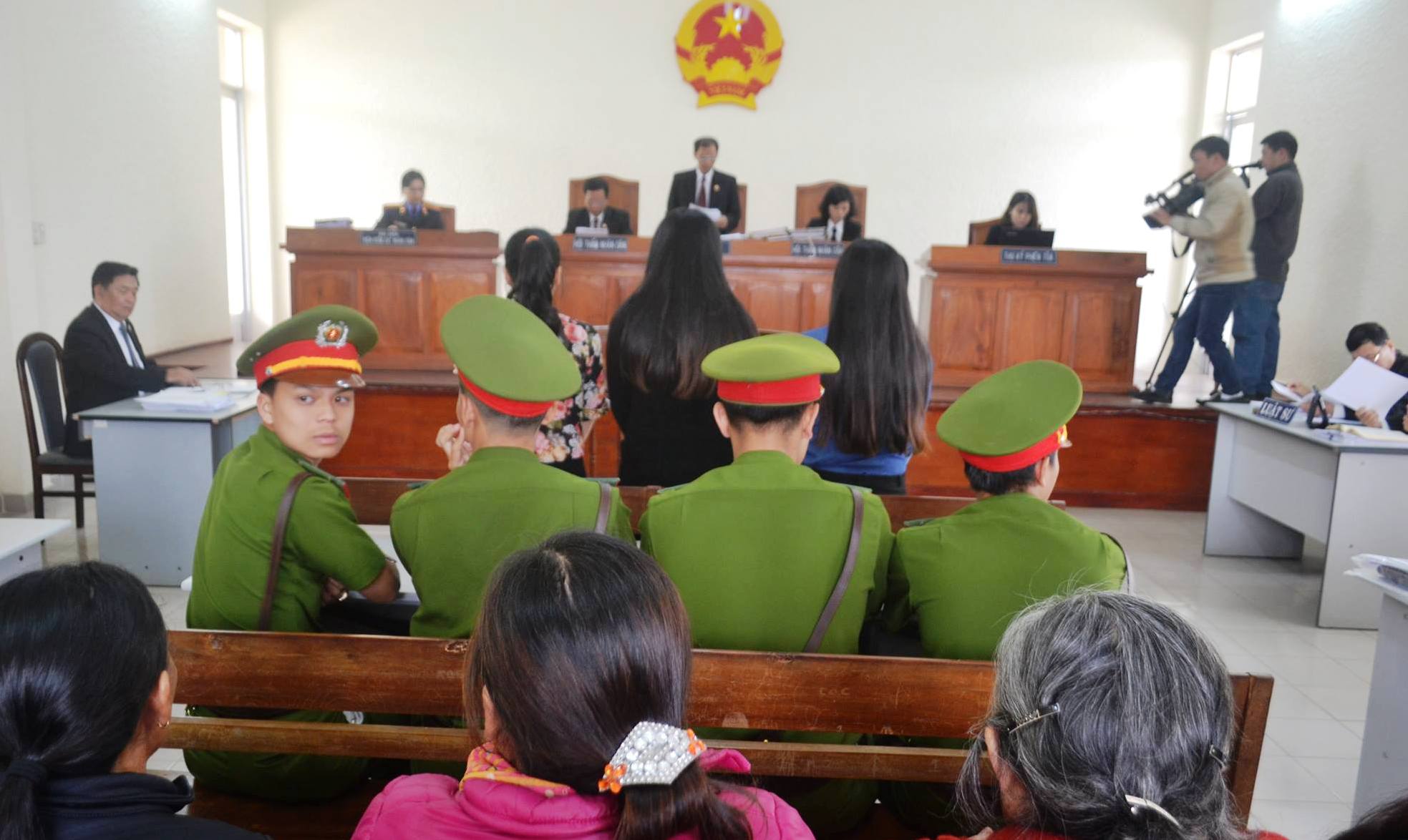 Do lời khai mâu thuẫn và xuất hiện nhiều tình tiết mới giữa các bị cáo và những người có quyền lợi liên quan nên, HĐXX quyết định hoãn phiên tòa.