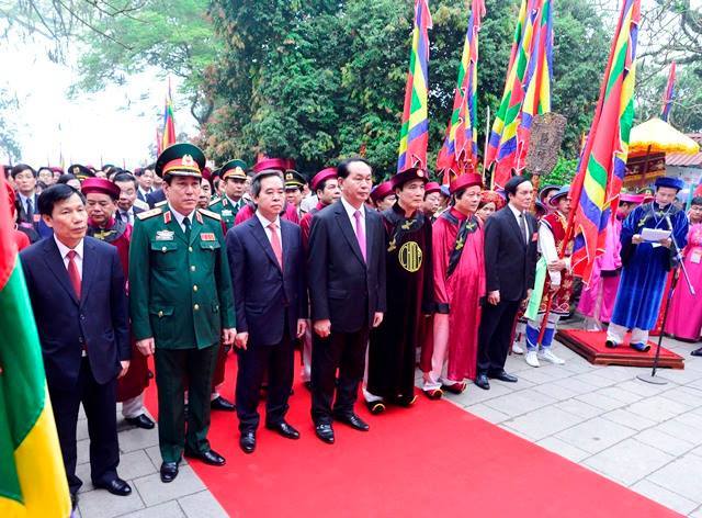 Chủ tịch nước Trần Đại Quang, Trưởng ban Kinh tế Trung ương Nguyễn Văn B&igrave;nh c&ugrave;ng c&aacute;c vị l&atilde;nh đạo bộ, ng&agrave;nh Trung ương, l&atilde;nh đạo tỉnh Ph&uacute; Thọ th&agrave;nh k&iacute;nh d&acirc;ng hương tưởng nhớ c&aacute;c vị vua H&ugrave;ng