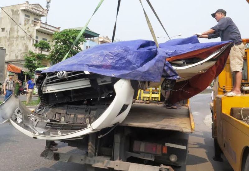 Chiếc ô tô 4 chỗ bẹp nát làm 2 người trong xe tử vong
