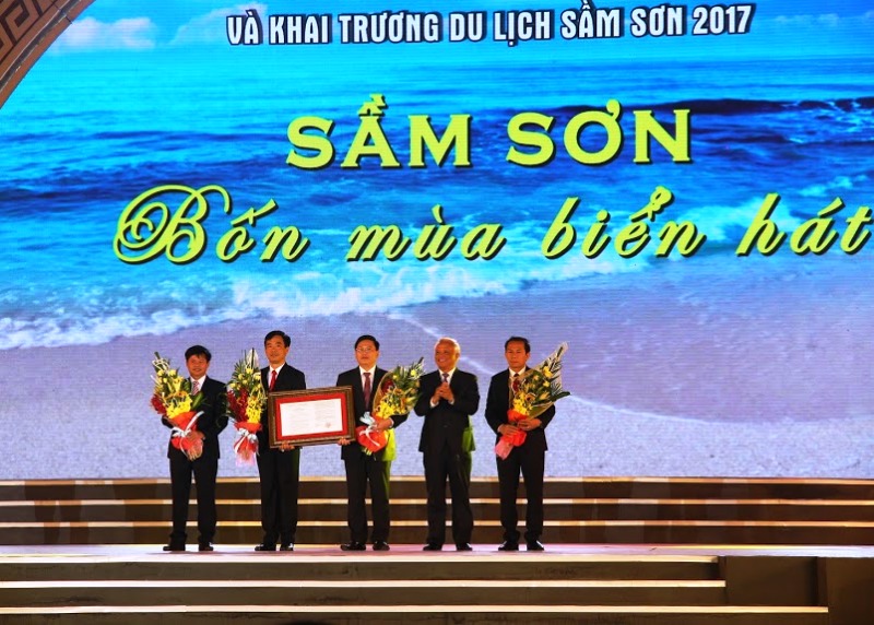 Ông Uông Chu Lưu, Phó chủ tịch Quốc hội, trao Nghị quyết thành lập TP Sầm Sơn