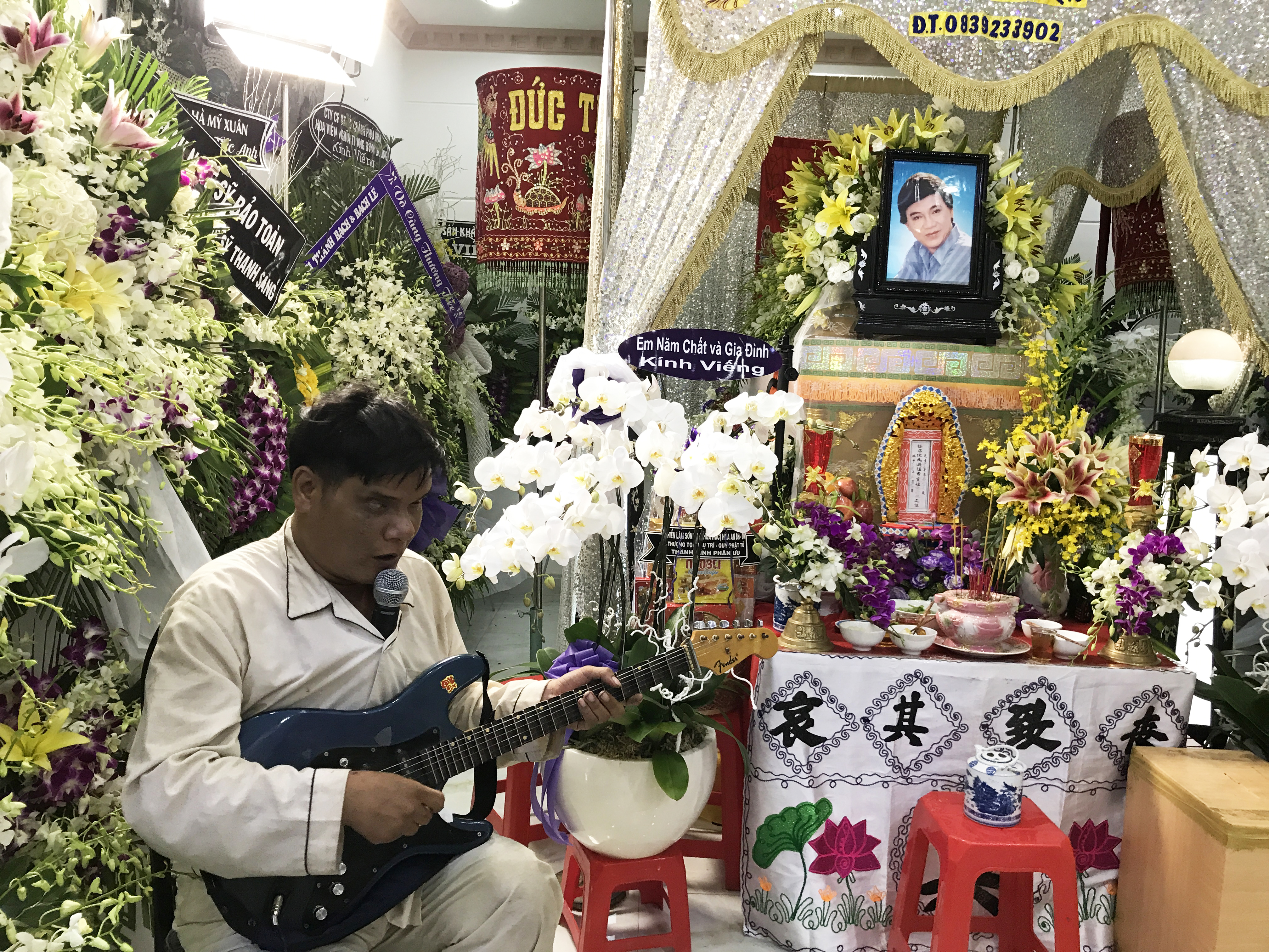 Anh Dương Phước Lựa đờn và ca vọng cổ bên quan tài NSƯT Thanh Sang