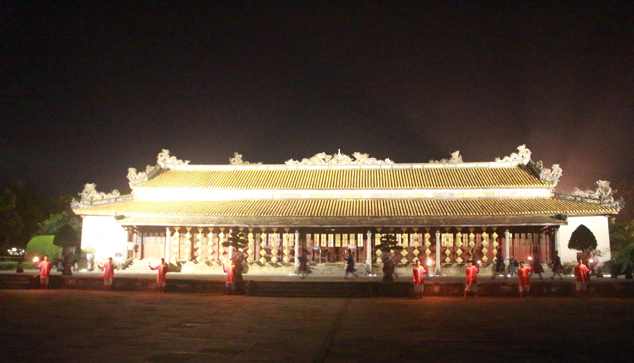 Điện Thái Hòa cũng được thắp sáng về đêm