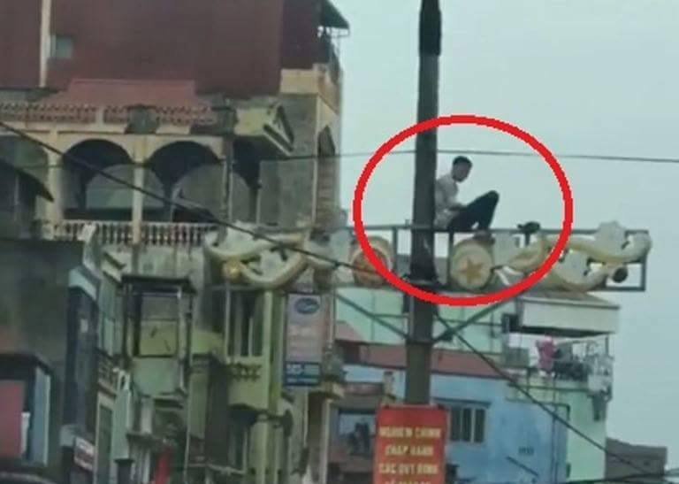 Nam thanh niên cố thủ trên cột điện, giao thông tắc nghẽn
