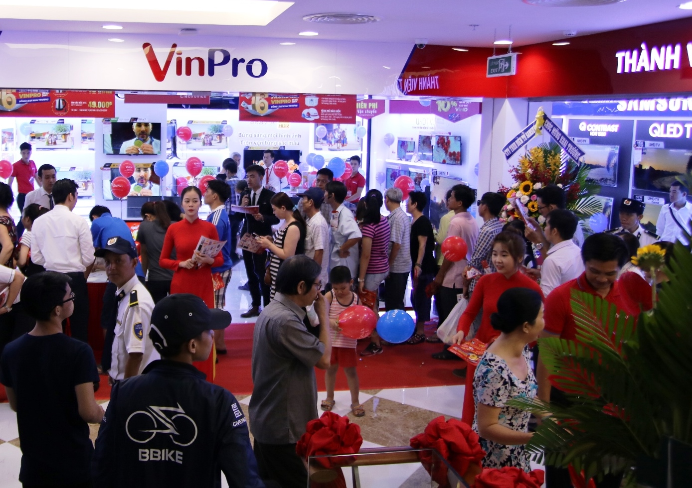 Đ&ocirc;ng đảo kh&aacute;ch h&agrave;ng tới mua sắm tại 5 TTTM Vincom mới khai trương ng&agrave;y 29-4