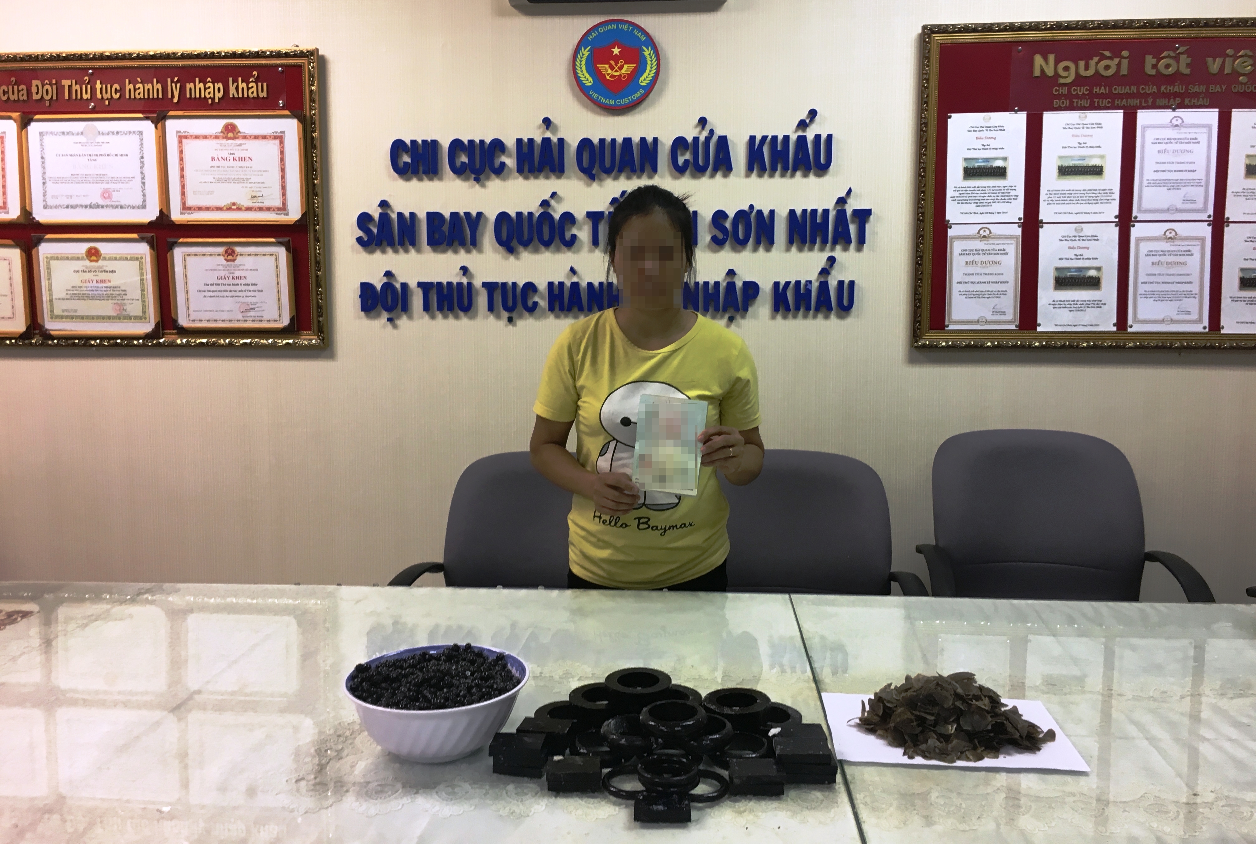 Ph&aacute;t hiện h&agrave;ng lạ trong bụng c&aacute; hồi tại s&acirc;n bay - Ảnh 1.