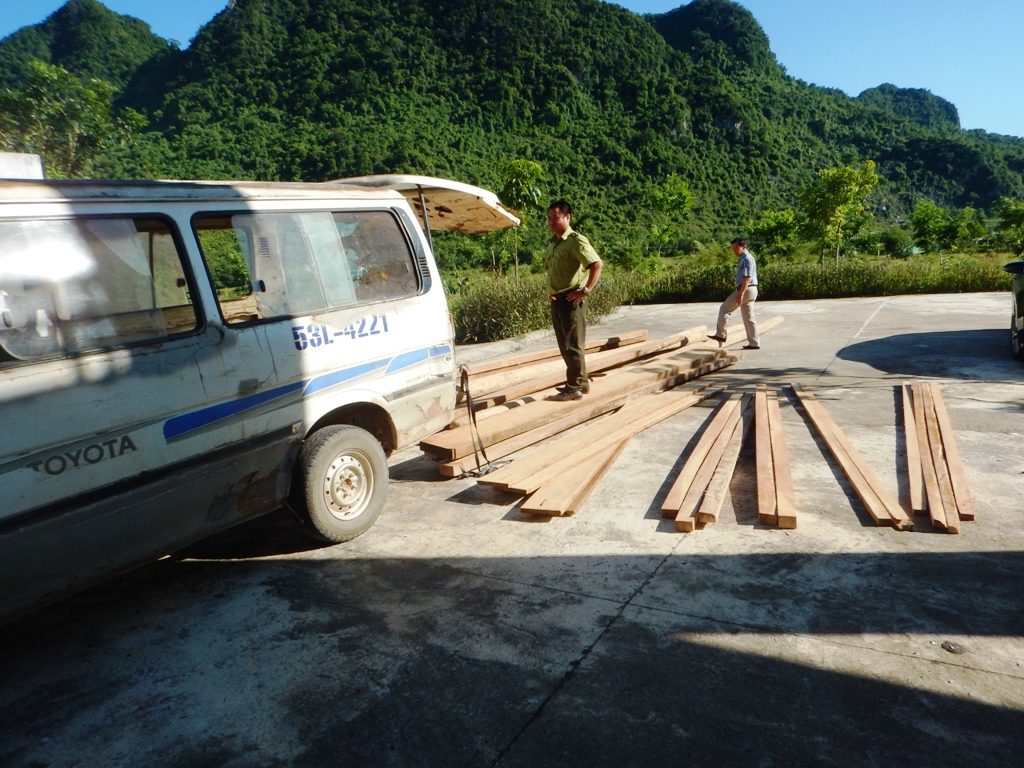 Bị phát hiện chở gỗ lậu, tài xế bỏ xe khách trốn chạy trong đêm
