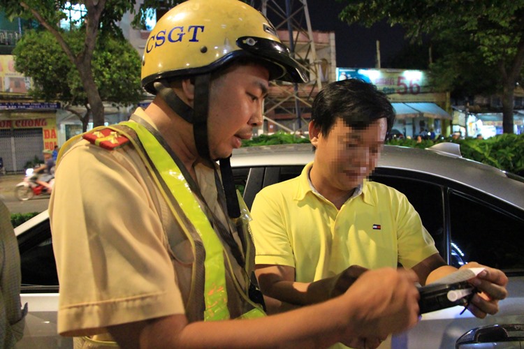 Trong một giờ, CSGT phải lái xe "giúp" 6 tài xế
