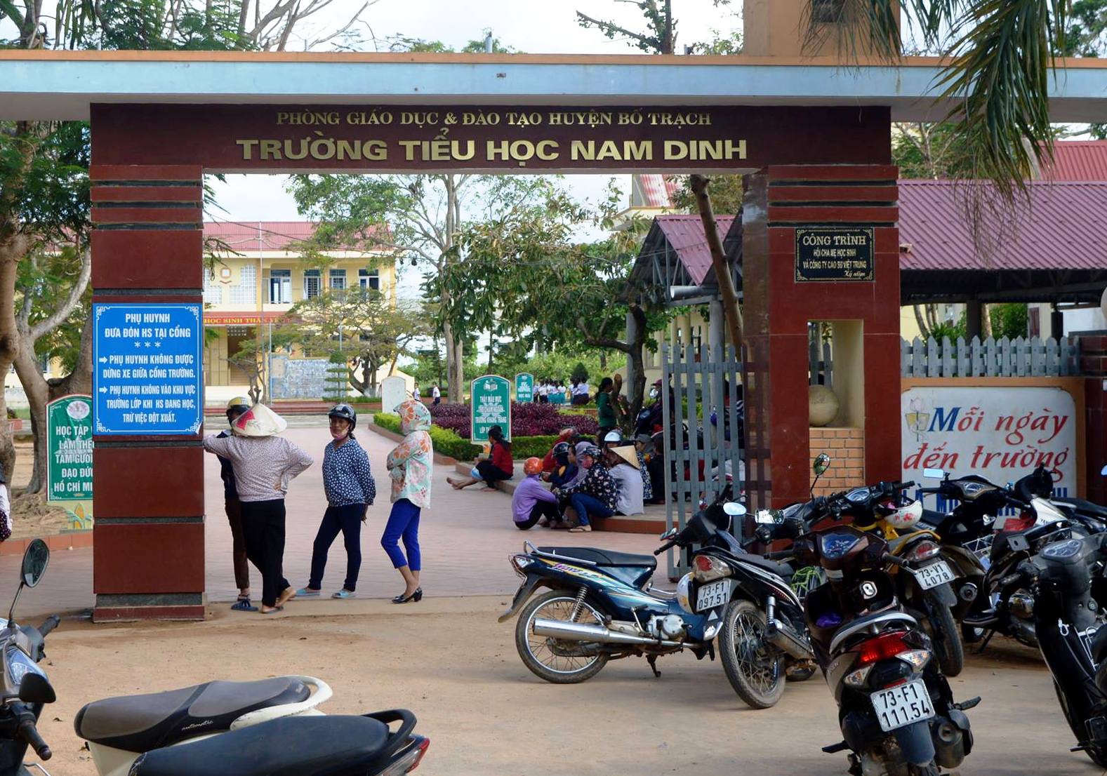 Bị kỷ luật rồi điều chuyển 2 lần, hiệu trưởng vẫn làm hiệu trưởng