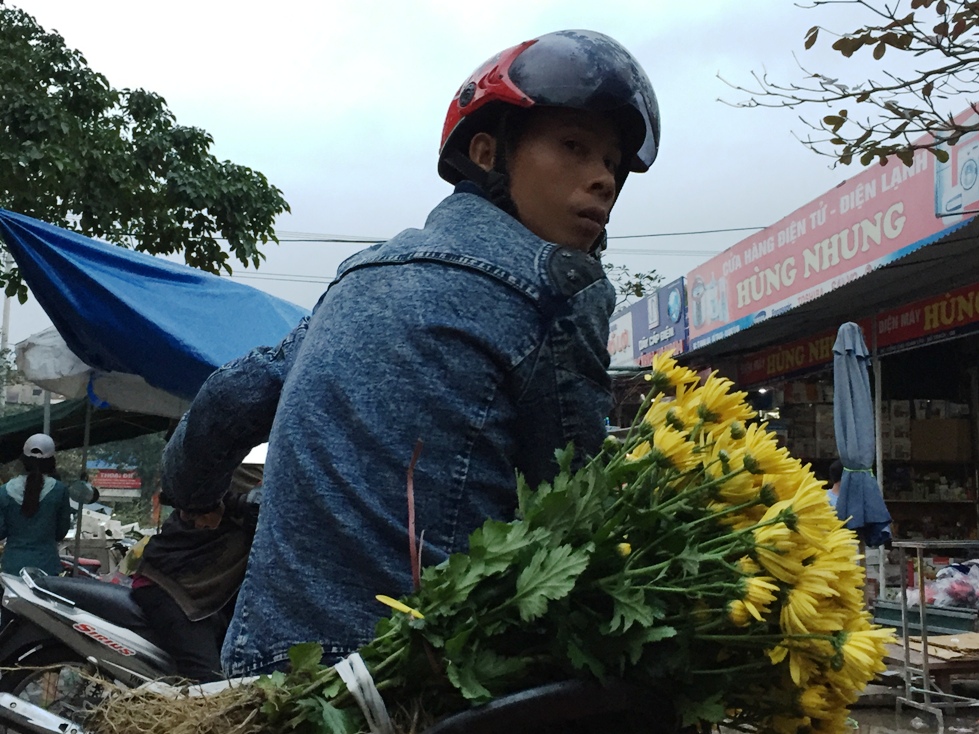 Tranh thủ mua hoa chiều 30 Tết