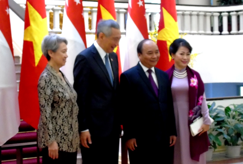 
Hai Thủ tướng chụp ảnh c&ugrave;ng Phu nh&acirc;n
