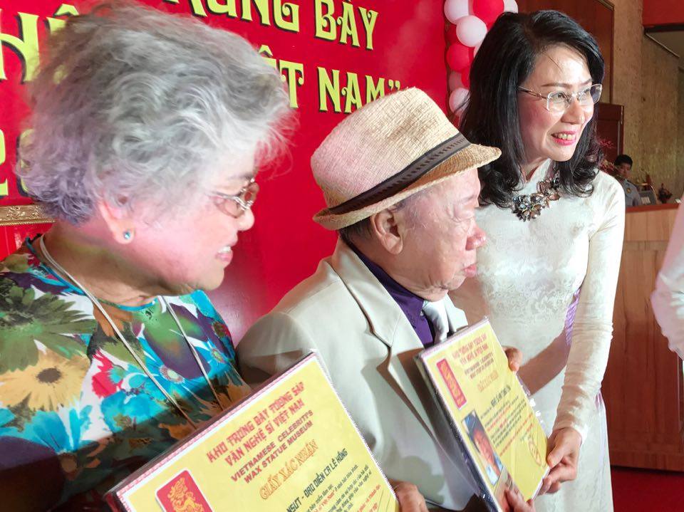 B&agrave; Nguyễn Thị Thu trao bằng x&aacute;c nhận việc đ&uacute;c tượng s&aacute;p cho danh h&agrave;i T&ugrave;ng L&acirc;m v&agrave; NSƯT Ca L&ecirc; Hồng