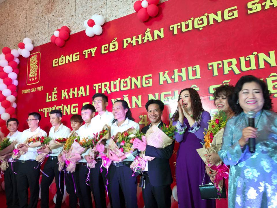 
NSND Kim Cương ch&uacute;c mừng th&agrave;nh quả của c&aacute;c nghệ nh&acirc;n đi&ecirc;u khắc
