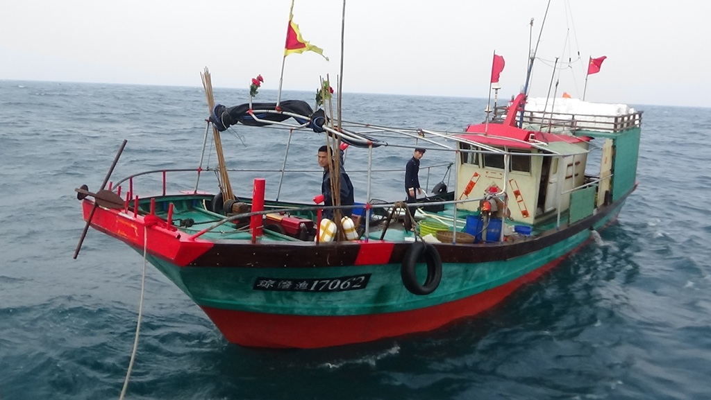 Tàu cá Trung Quốc ngang nhiên khai thác thủy sản trong vùng biển Quảng Bình (Việt Nam) bị phát hiện