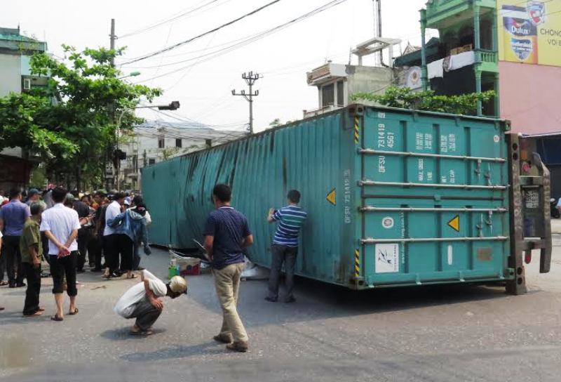 2 người tử vong trong xe ô tô bị container đè là giáo viên
