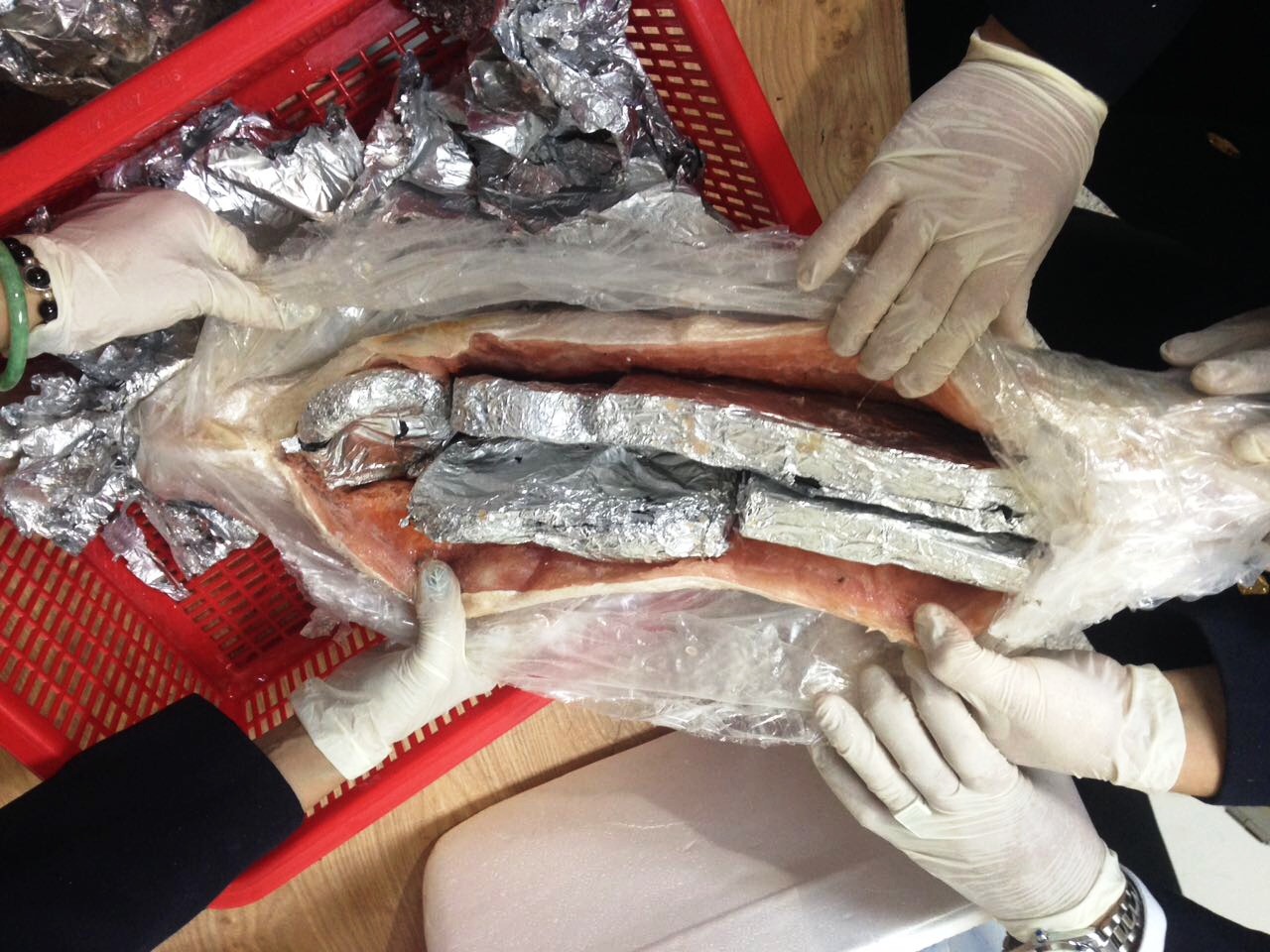 Phát hiện "hàng lạ" trong bụng cá hồi tại sân bay