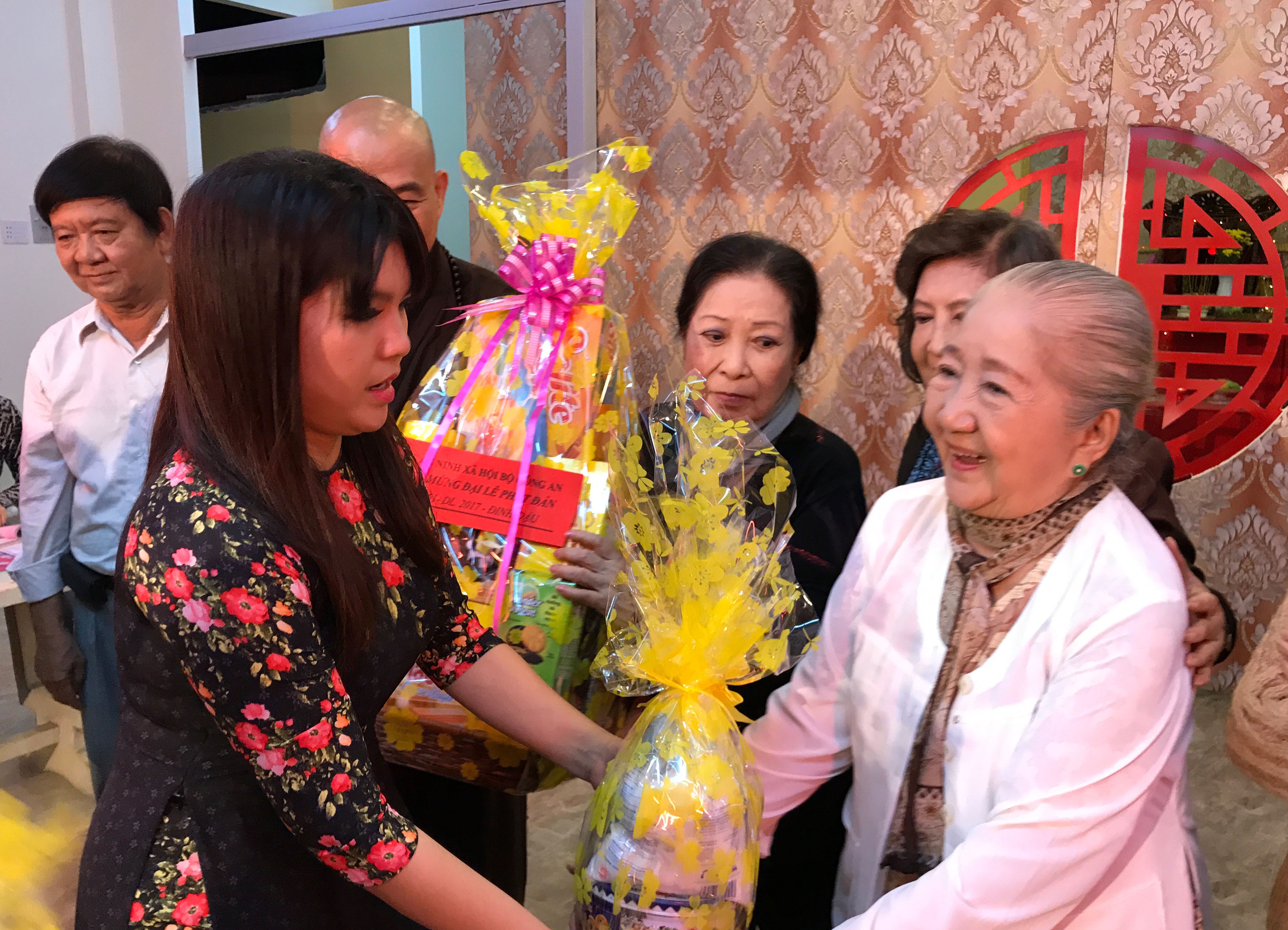 NSƯT Diệu Hiền bật khóc khi Khu Dưỡng lão có sân khấu mới - Ảnh 4.