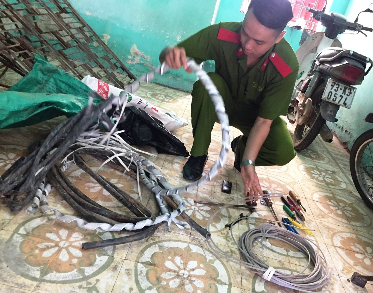 Bắt si&ecirc;u trộm chuy&ecirc;n cắt d&acirc;y c&aacute;p điện ở Quảng B&igrave;nh - Ảnh 2.
