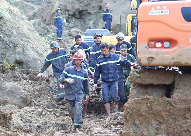 Lở đất vùi lấp 18 người: Nghiên cứu dùng mìn phá đá tìm nạn nhân