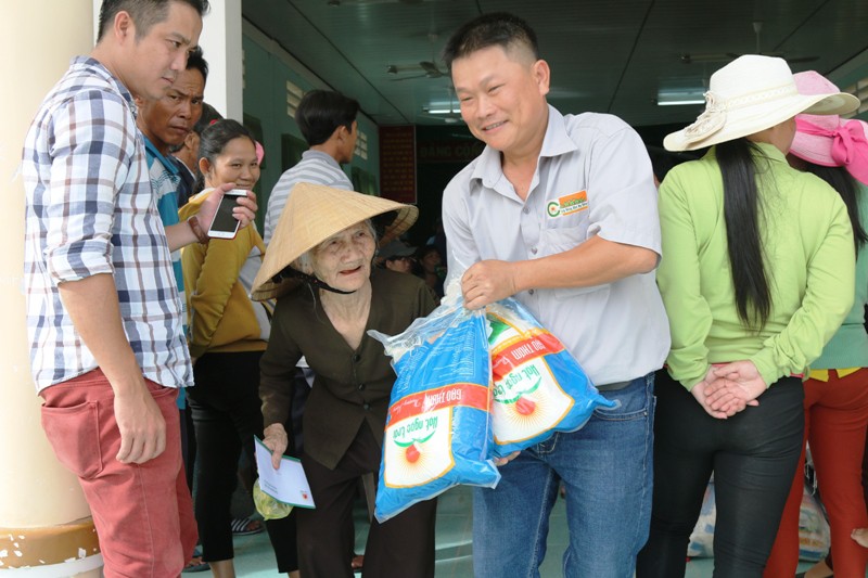 Tập đo&agrave;n Lộc Trời phối hợp B&aacute;o Người Lao Động cứu trợ tại Kh&aacute;nh H&ograve;a - Ảnh 5.