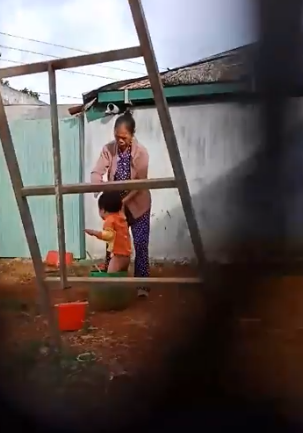 Công an triệu tập người phụ nữ hành hạ trẻ em lên làm việc