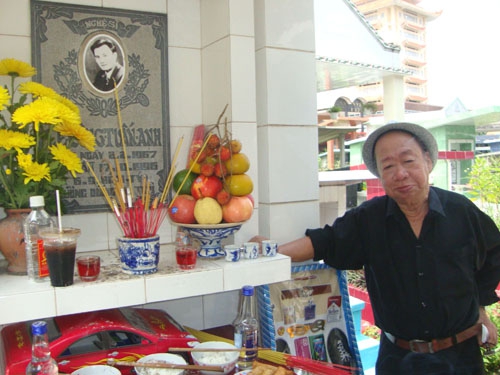 Danh hài Tùng Lâm khóc trong ngày giỗ Lê Công Tuấn Anh