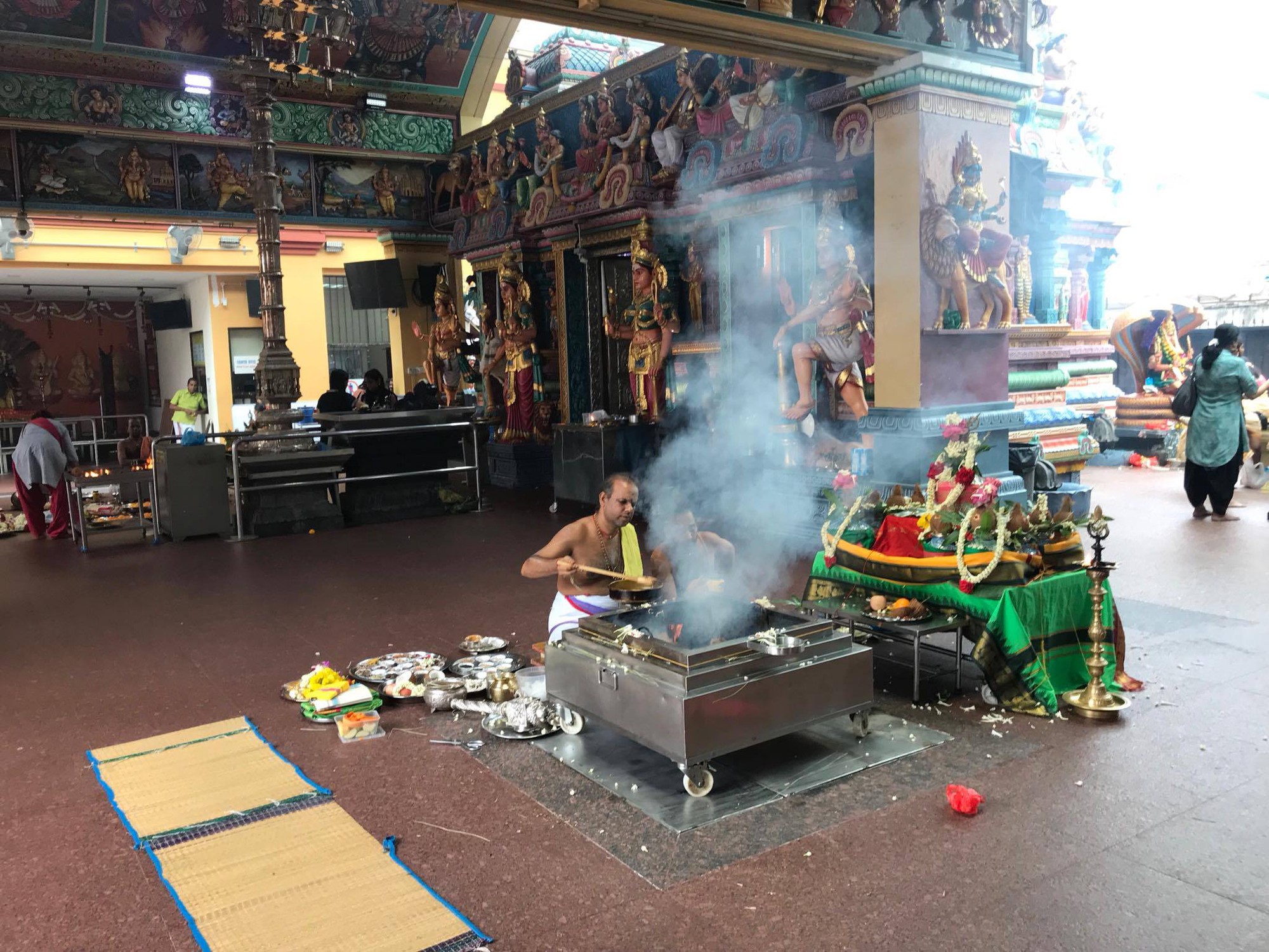 Kh&aacute;m ph&aacute; hai ng&ocirc;i đền Ấn Độ lớn tại Singapore - Ảnh 13.