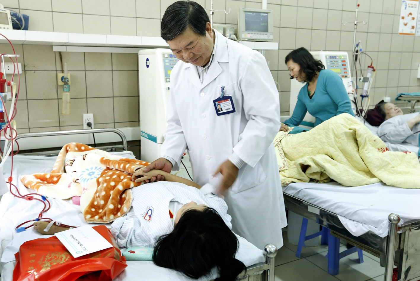 Ban lãnh đạo BV Bạch Mai, trong đó PGS Nguyễn Quốc Anh, Giám đốc BV, đã thăm hỏi và trao quà cho những bệnh nhân nặng không thể trở về đón tết cùng gia đình