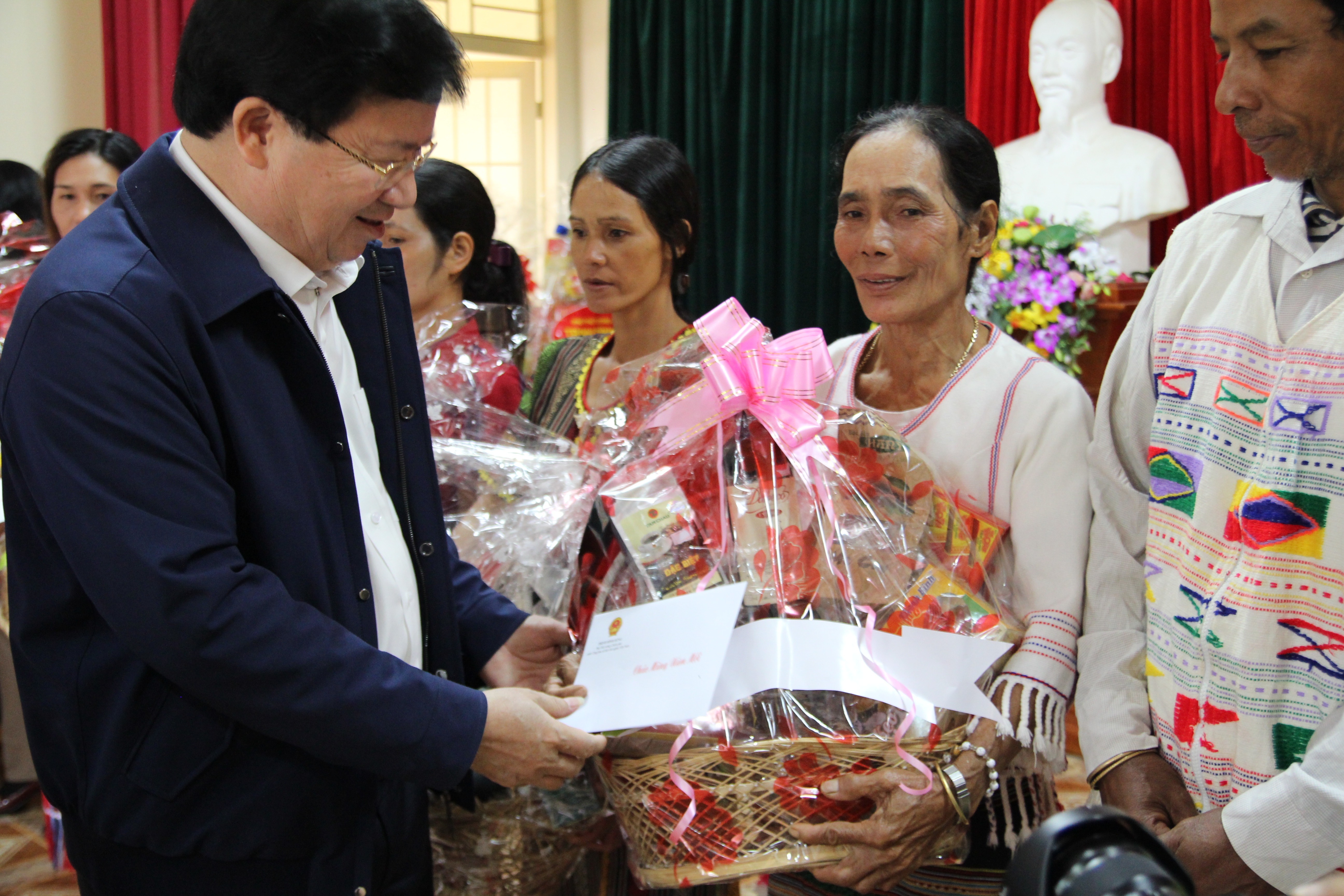 Phó Thủ tướng Trịnh Đình Dũng tặng quà cho những hộ có hoàn cảnh đặc biệt khó khăn.